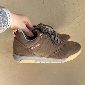 Evolv trax hiking shoes‎ women’s size 7 men’s size 6 brown gray and pink